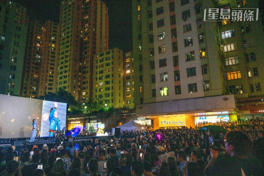 港鐵舉辦德福廣場45周年慶祝派對,大批街坊到場支持,氣氛熱鬧。 港鐵舉辦德福廣場45周年慶祝派對,大批街坊到場支持,氣氛熱鬧。