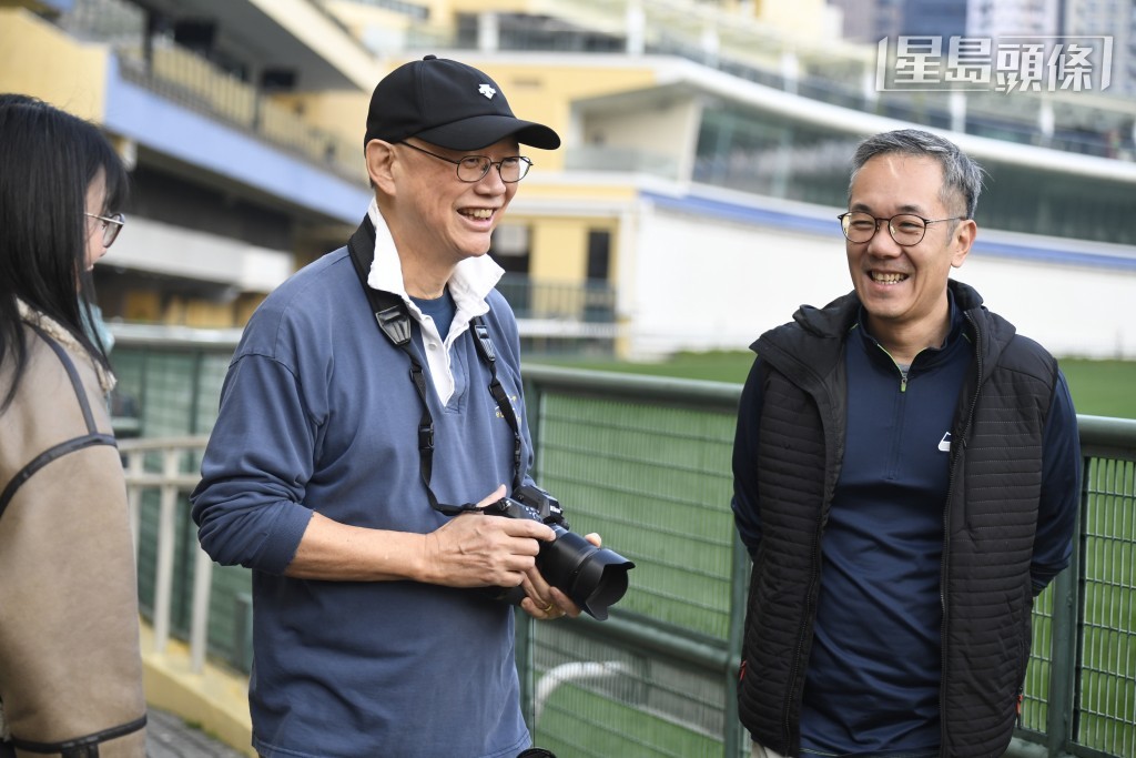 今早陈南禄 (左) 自携Z9相机到场，拍摄马匹试闸，甚为专业呢！