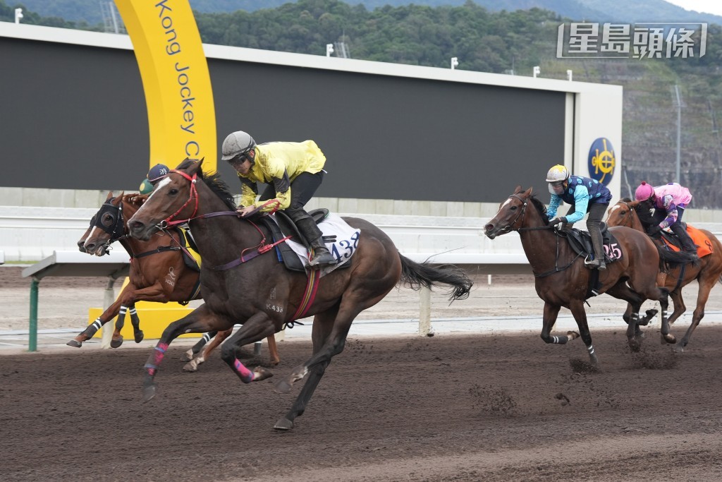 桂福特也指出，「超风速」(蓝色彩衣) 是他马房内其中一匹最受惠于在从化接受训练的赛驹。