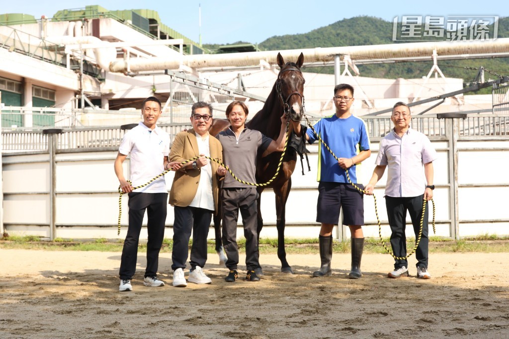 在港累積二十六場頭馬的名駒「金鎗六十」是由呂健威為陳家樑引入來港,陳家樑十分感謝及欣賞威哥。 在港累積二十六場頭馬的名駒「金鎗六十」是由呂健威為陳家樑引入來港,陳家樑十分感謝及欣賞威哥。