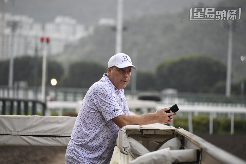 当出争周三晚第三场的「大千气象」在大圈加课时，方嘉柏专心地观看马儿备战。