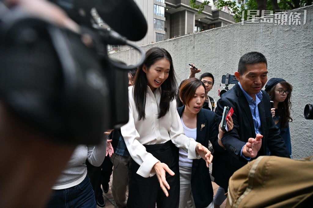 江旻憓報名參選立法會旅遊界，被大批記者追訪。