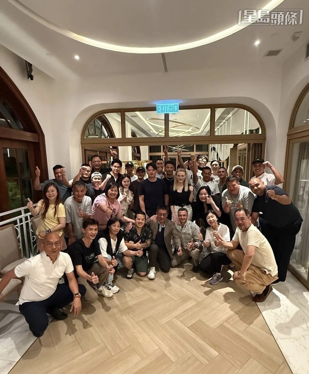 韋達日前在其社交平台分享馬主李卓然擺設慶功宴,宴請並慰勞韋達及其馬房上下全體員工, 韋達在IG除了感謝馬主李生支持外,也答謝每位馬房員工的辛勤付出。相片來源:韋達IG 韋達日前在其社交平台分享馬主李卓然擺設慶功宴,宴請並慰勞韋達及其馬房上下全體員工, 韋達在IG除了感謝馬主李生支持外,也答謝每位馬房員工的辛勤付出。相片來源:韋達IG