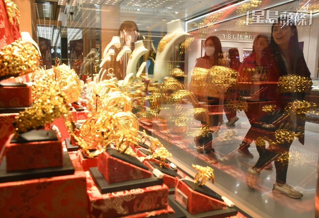 金價暴跌，曾低見每盎司4,683美元，一度下挫12%，是自上世紀80年代初以來最大單日跌幅。