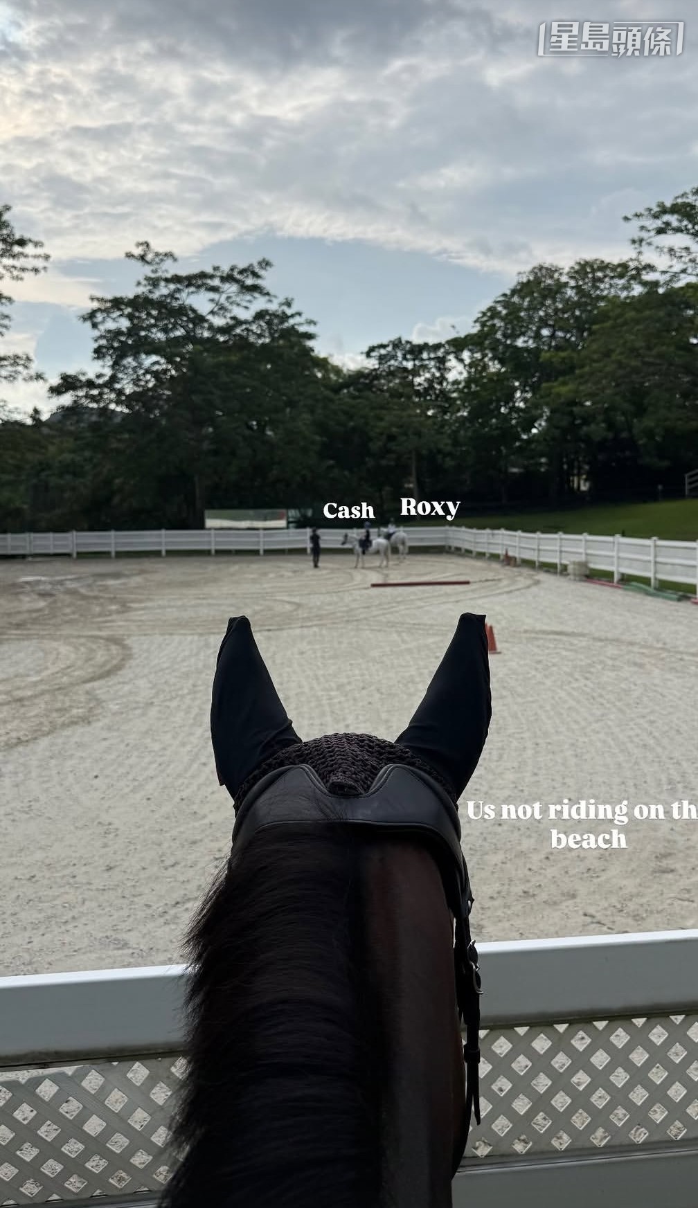 潘頓分享他、其太太Nicole、女兒Roxy和兒子Cash一家四口在香港騎馬的相片。 相片來源:潘頓IG 潘頓分享他、其太太Nicole、女兒Roxy和兒子Cash一家四口在香港騎馬的相片。 相片來源:潘頓IG