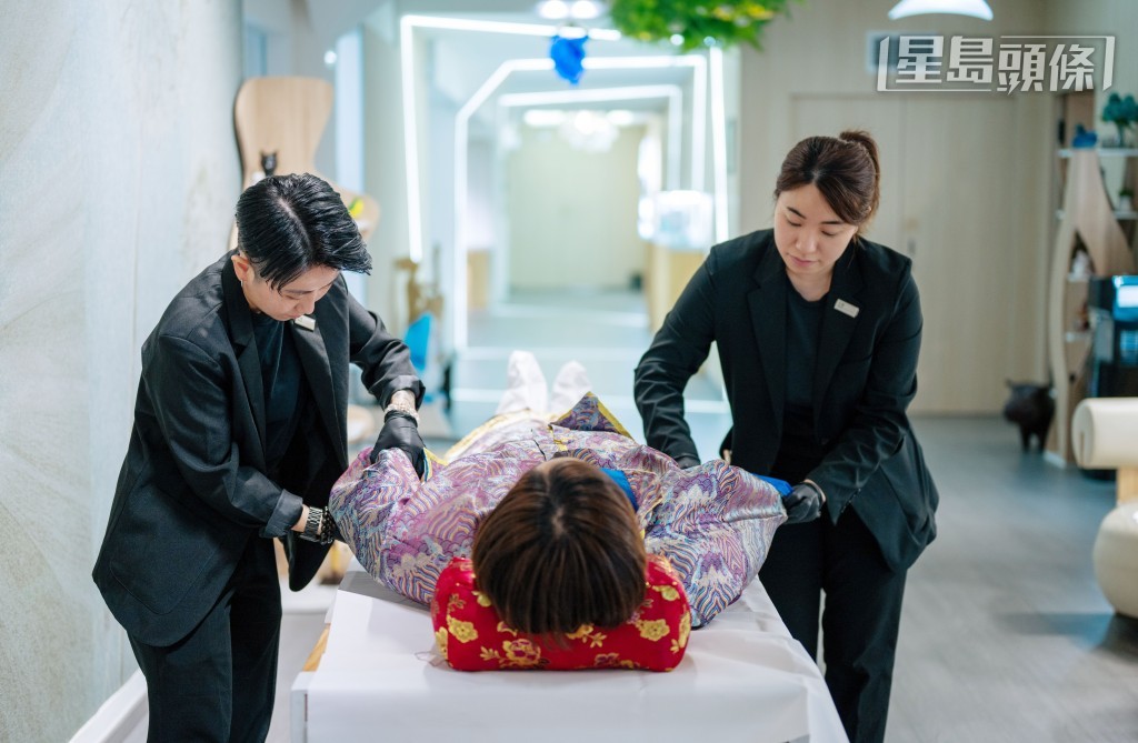 Selina（右）憶述，第一次接觸遺體是與她同齡的年輕女子，當下只有一個念頭──要好好服務她。