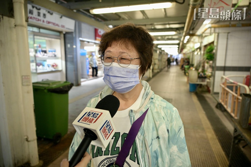 李女士表示光顾大昌多年,指此处“就脚,彩虹邨无乜其他超市,佢都执埋就剩低惠康”。苏正谦摄 李女士表示光顾大昌多年,指此处“就脚,彩虹邨无乜其他超市,佢都执埋就剩低惠康”。苏正谦摄