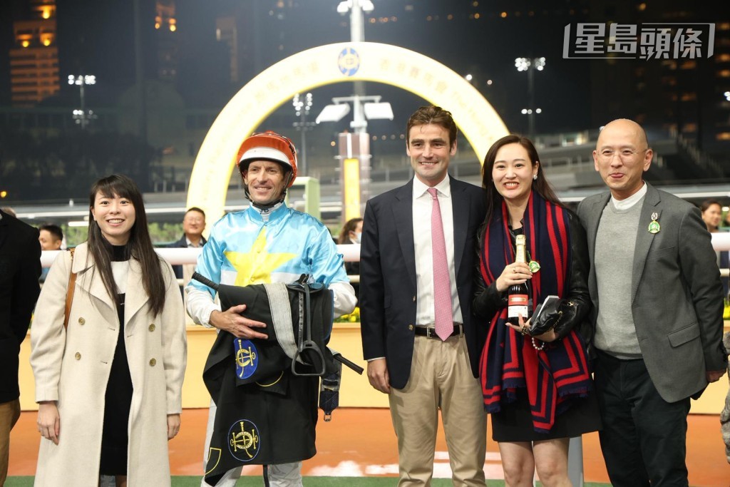  前香港女騎師蔣嘉琦 (左) 掛靴後仍然活躍馬場，她是馬主和馬販，為馬主朋友物色良駒，她不時前往馬場觀賞賽馬。