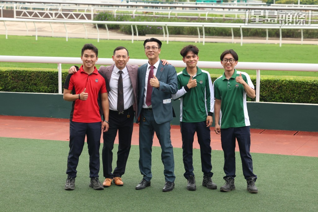 上季是練馬師巫偉傑 (左二) 在港開倉的第二季，共取得四十場頭馬，成績躍進，其練馬功夫備受肯定推崇。