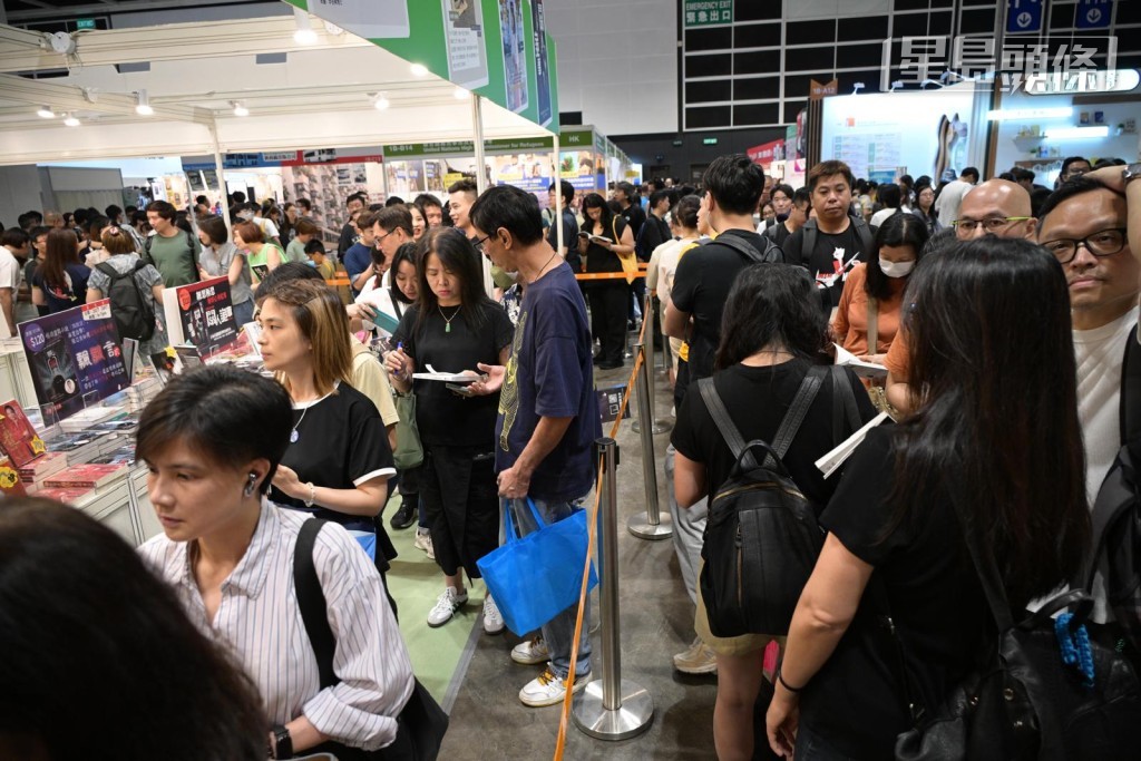 签名会现场人头涌涌，一众“道友”争先与“道长”合影留念，更一度大排长龙。苏正谦摄