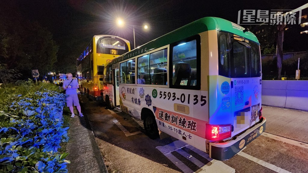 小巴疑收掣不及撞向巴士車尾。黃文威攝