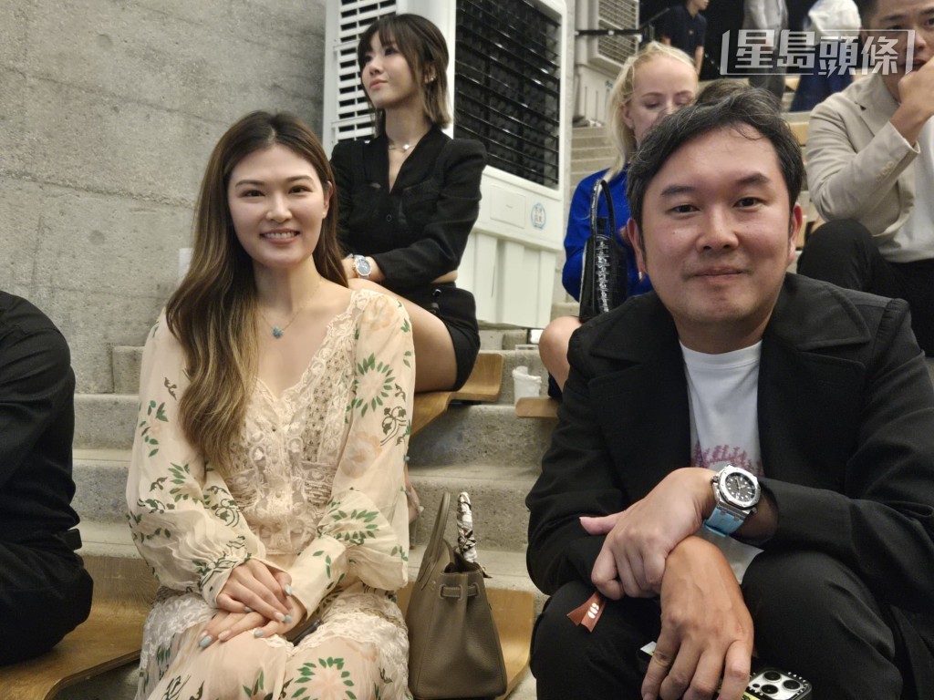 梁文鴻 (右) 昨晚前往中環大館，支持好友「唯美主義」及「佐治勇駒」馬主鄭加文的藝術展覽開幕儀式。