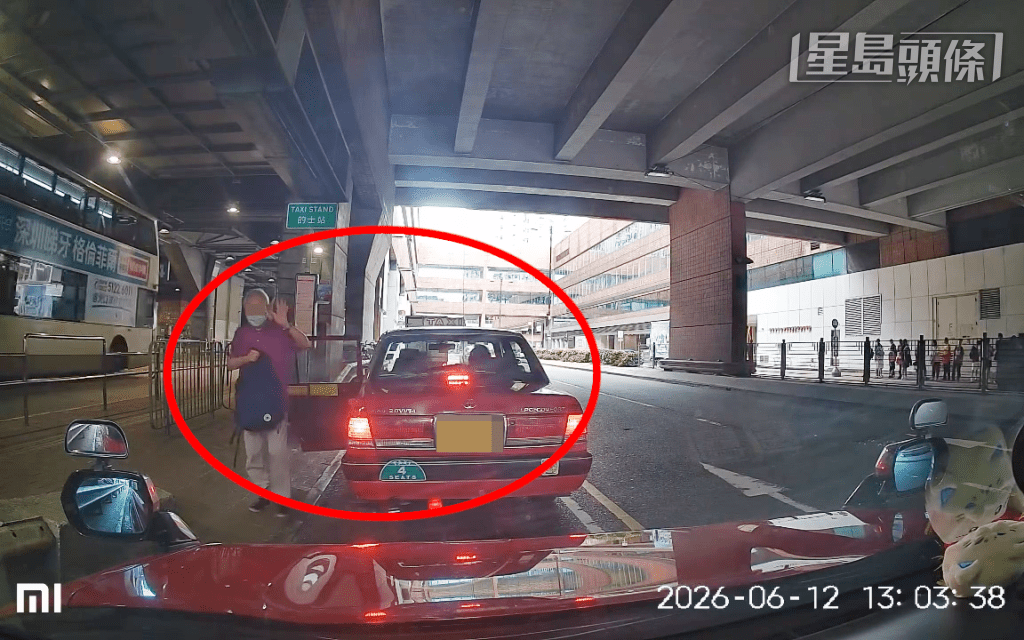 兩人上車後只駛了一會兒,即告下車。(lomilkm@Threads影片截圖) 兩人上車後只駛了一會兒,即告下車。(lomilkm@Threads影片截圖)