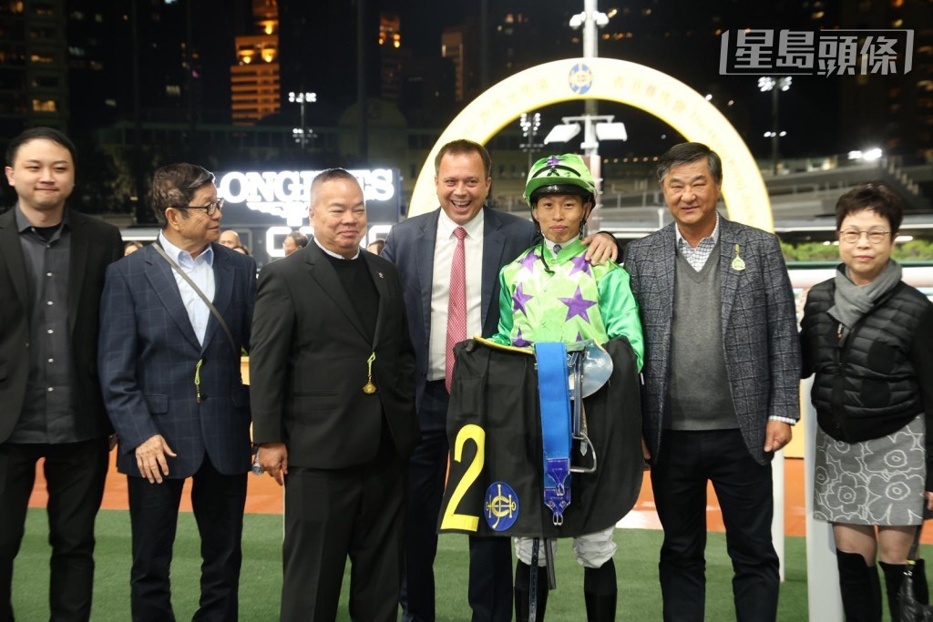 昨晚唯一杯赛为第五场印度游乐会杯，结果方厩「飞龙在天」配何泽尧胜出这场四班一千米。