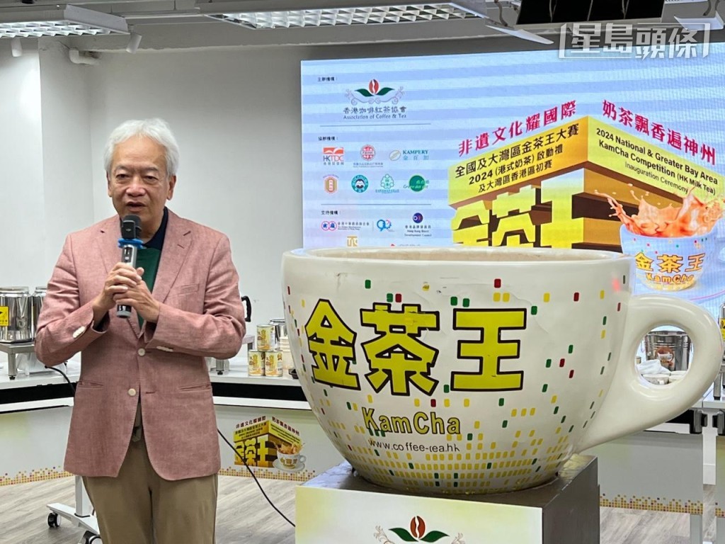 黃家和指香港每日消耗奶茶數量達到250萬杯,產生的經濟效益不容小覷,呼籲各界齊努力,以此提升本港城市經濟活力。 黃家和指香港每日消耗奶茶數量達到250萬杯,產生的經濟效益不容小覷,呼籲各界齊努力,以此提升本港城市經濟活力。