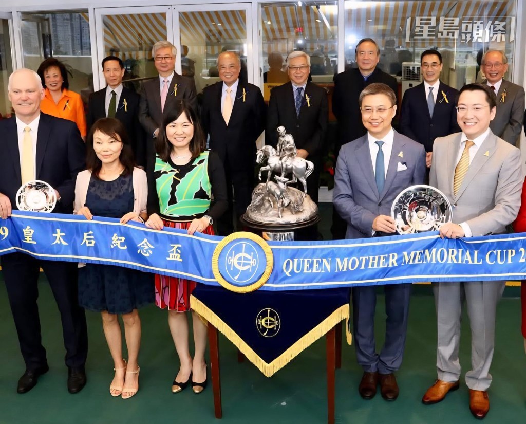 「賢者無敵」是22/23賀賢練馬師賽馬團體，馬主之一何毓麟 (前排右二) 過往受訪時曾經提及，此馬跑鬆軟場地特別出色，而事實上此馬在澳洲及香港都曾經在軟地跑得好成績。