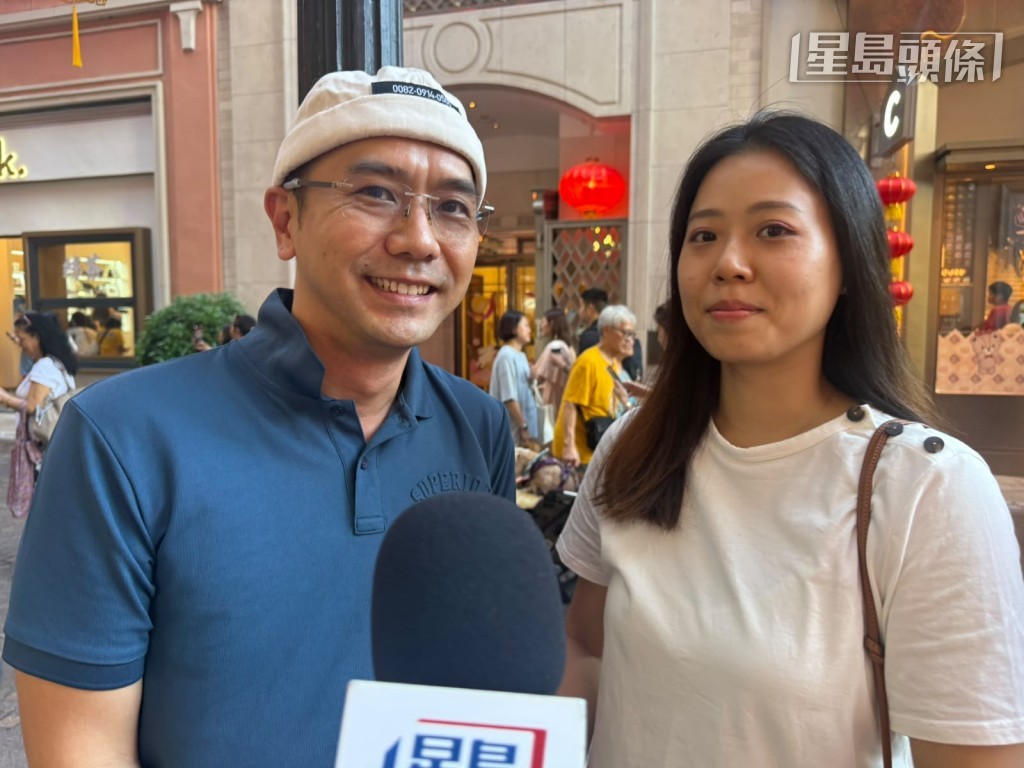 澳門旅客麥先生偕同妻子今日上晝專程來港「追月」,認為香港中秋氣氛濃厚,亦相當熱鬧。 澳門旅客麥先生偕同妻子今日上晝專程來港「追月」,認為香港中秋氣氛濃厚,亦相當熱鬧。