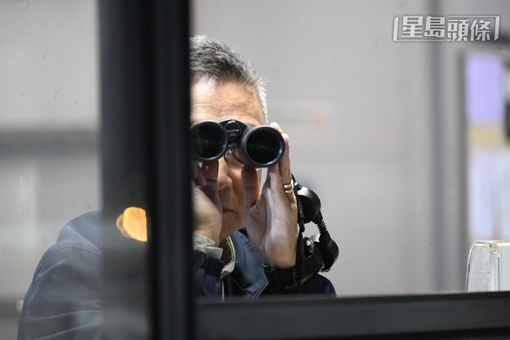 威哥今早如常天未光在烽火台底层坐阵，细心检视旗下马出战。