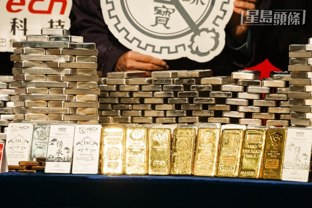 港金所展示近半噸黃金及白銀，價值過億港元。 汪旭峰 攝