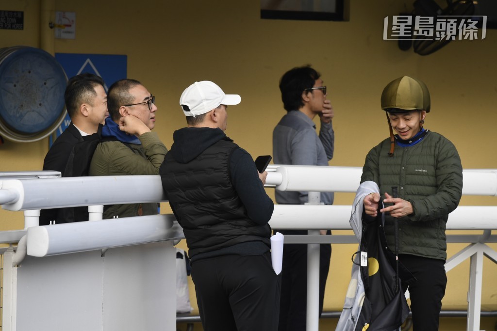 马主方面，今季养马运极旺的马主钟一帆 (中) 今早也有到场，观看「纳百川」试闸。