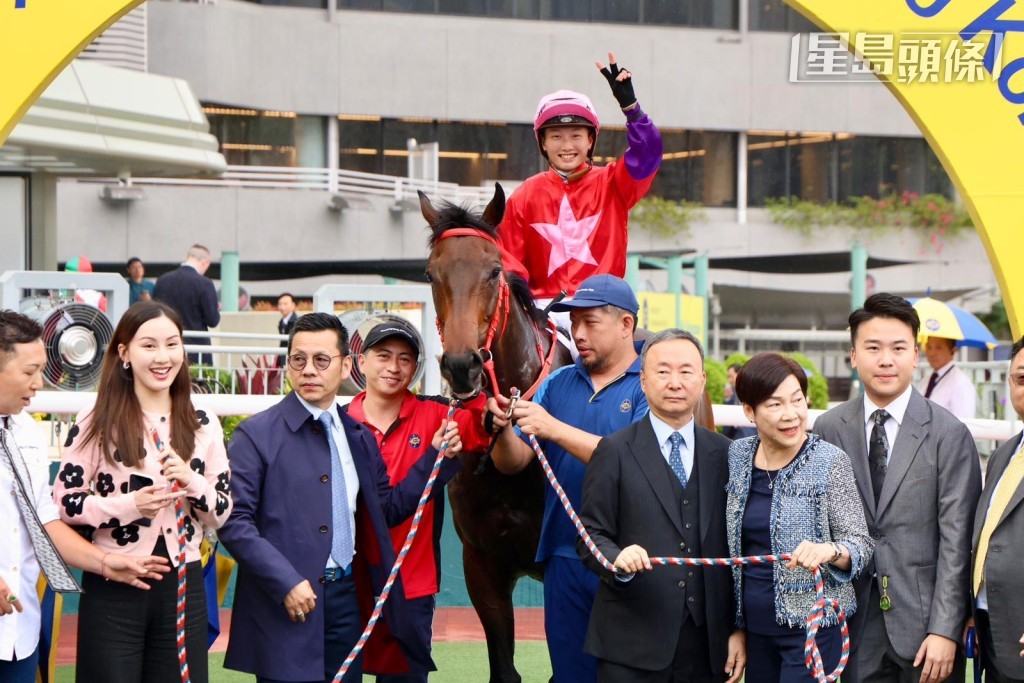 馬圈靚女馬主鄧仿淇剛周日以團體馬「自動自覺」贏馬，與父母和弟弟鄧守業等親友一起拉頭馬喜悅。