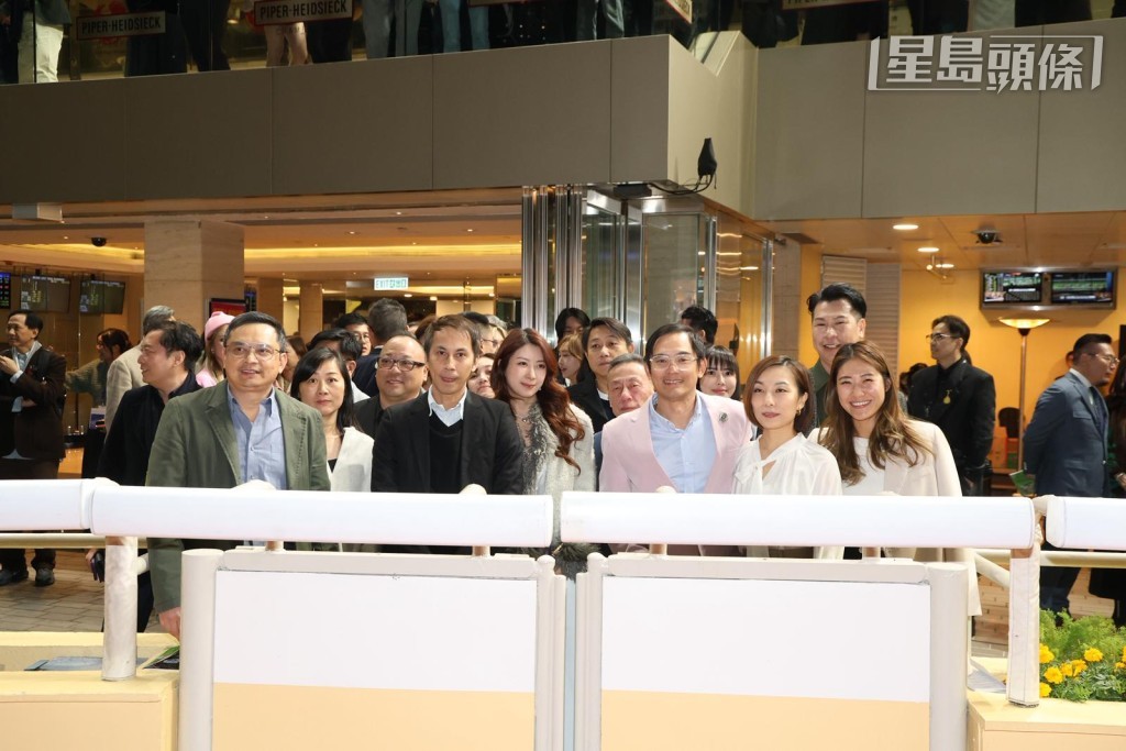 廖文濠 (右三) 名下的馬，都帶點浪漫，「初戀」、「好好戀愛」、「戀愛狂」、「不羈」、「戀愛最火」等，