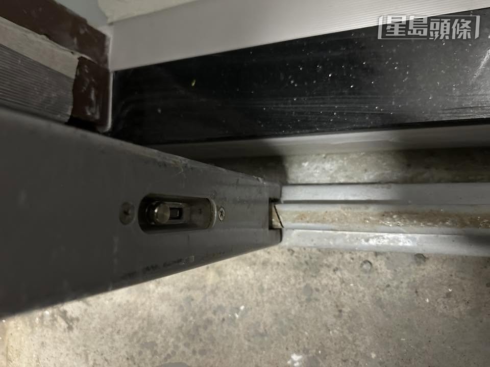 有網民擔心大型傢具未必能運入單位，事主顯示其大門可能可以拆閘。（帖文截圖）