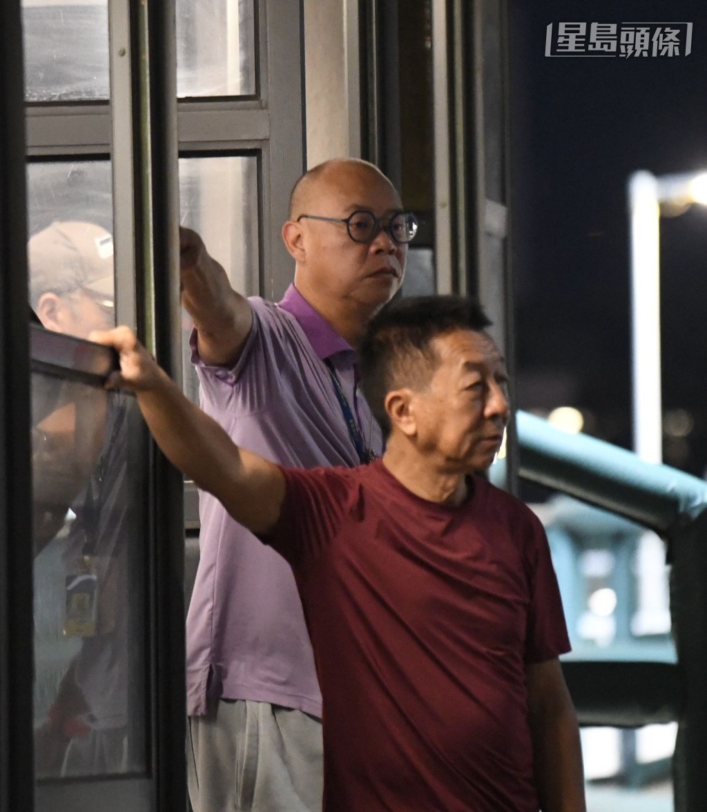 今早潘頓親試「喜尊龍」時,蘇偉賢 (紫衫) 由烽火台走出欄邊全神貫注地觀看,動態積極。 今早潘頓親試「喜尊龍」時,蘇偉賢 (紫衫) 由烽火台走出欄邊全神貫注地觀看,動態積極。