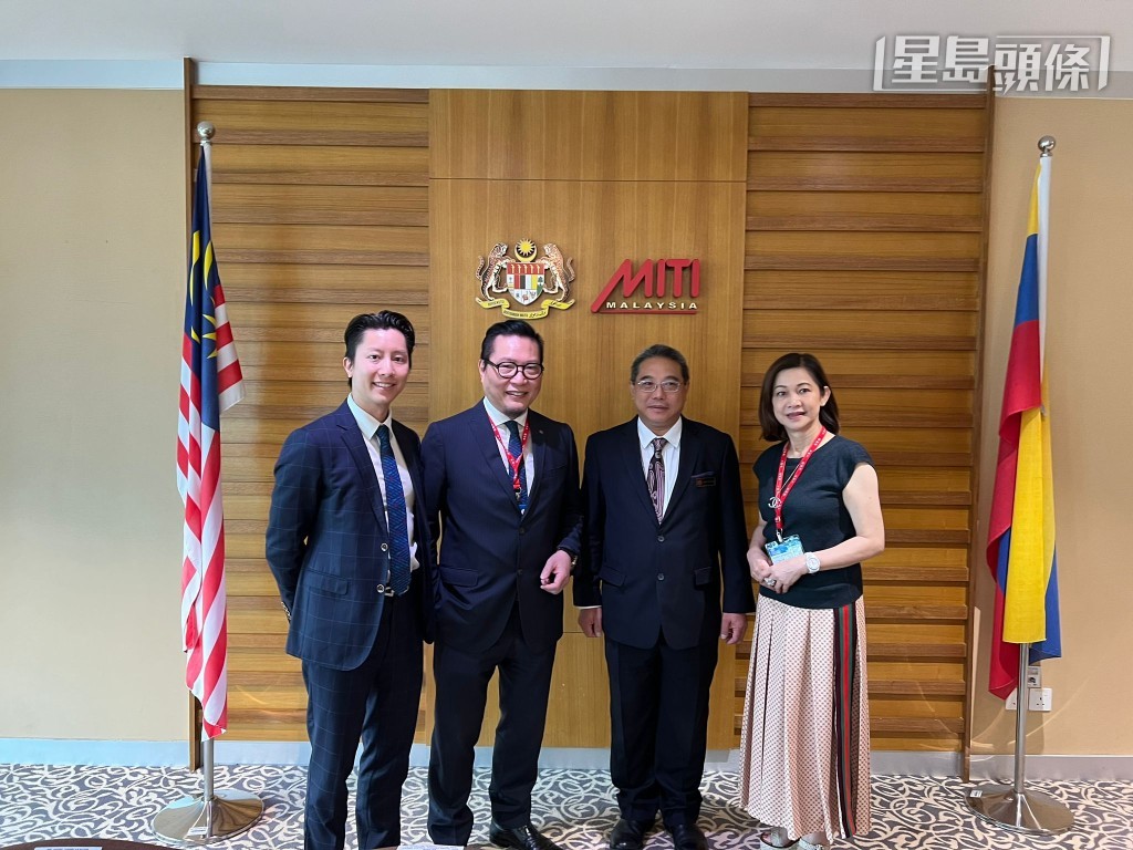 「駿先生」馬主史昊洺(左)。