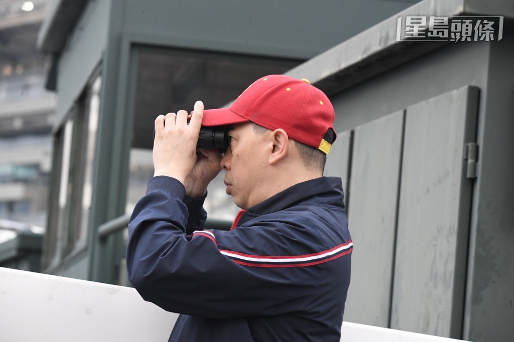 巫伟杰聚精会神地观看人马操练，课后又前往机坪接马。