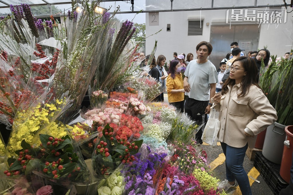 不少市民會於過年前到旺角花墟買年花應節。資料圖片