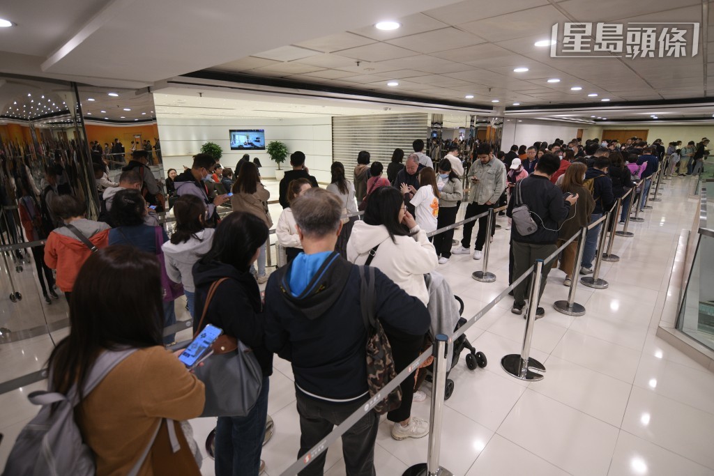 淘寶香港首間傢俬及生活家品實體店今日開幕，吸引大批市民排隊入場。陳浩元攝