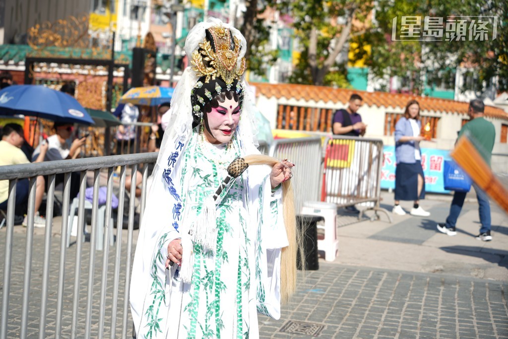 每年均會到黃大仙祠霸頭位上「頭炷香」藝人黃夏蕙,今年打扮成觀音。 每年均會到黃大仙祠霸頭位上「頭炷香」藝人黃夏蕙,今年打扮成觀音。
