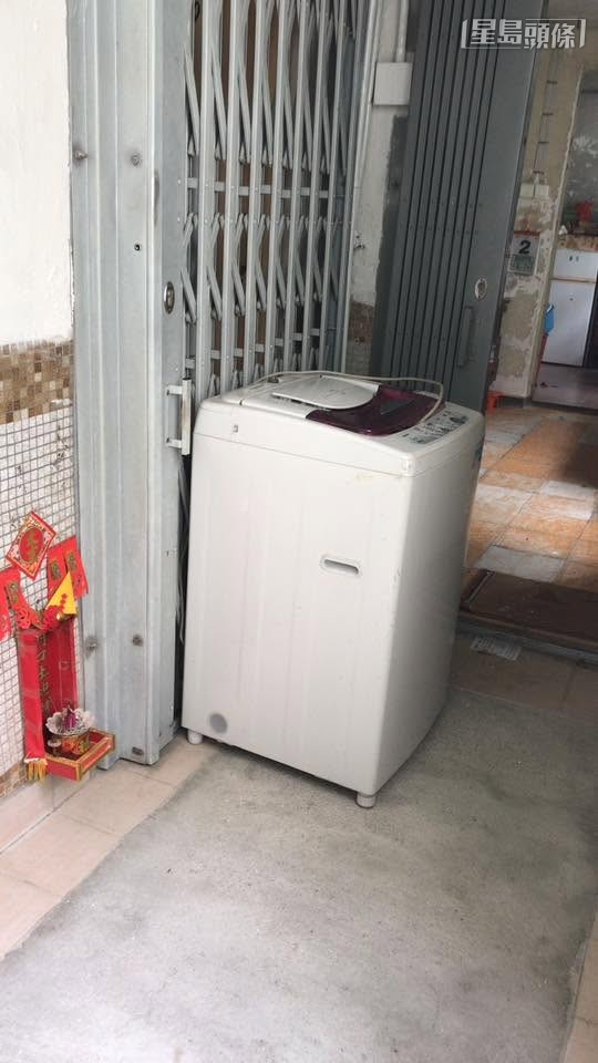 彩雲一邨前居民出示相片顯示門閘左右倒轉。（帖文截圖）
