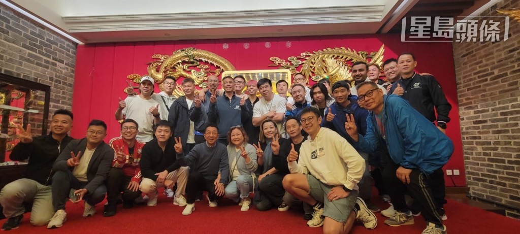 冬至快到,昨晚(12月13日)徐雨石马房举行冬至晚饭,「陶梦成真」马主陶桦玮、「星火燎原」马主李伟健博士、「丰辰」马主等都有到场,场面热闹。 冬至快到,昨晚(12月13日)徐雨石马房举行冬至晚饭,「陶梦成真」马主陶桦玮、「星火燎原」马主李伟健博士、「丰辰」马主等都有到场,场面热闹。