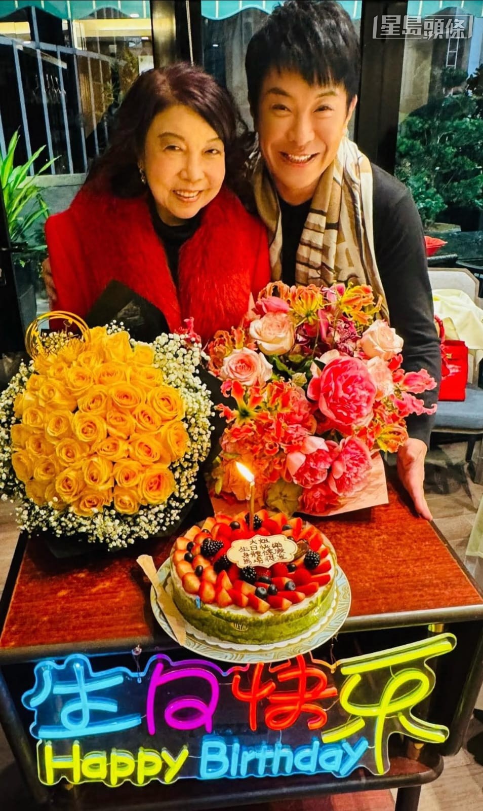 「万事胜利」和「万事得意」马主伍燕梅 (左) 上星期生日，人缘甚佳的她，获得不少好友为她庆祝生日，包括艺人梁思浩 (右) 。