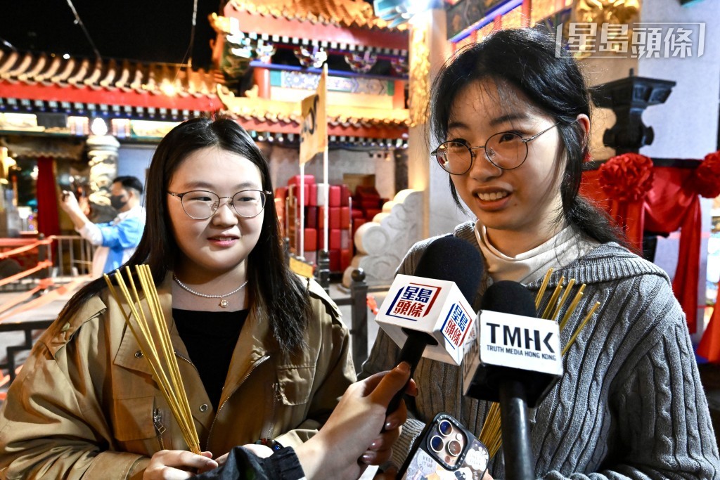 在港讀研究生、來自河南的宋同學和江西的胡同學今晚特意相約前來。 在港讀研究生、來自河南的宋同學和江西的胡同學今晚特意相約前來。