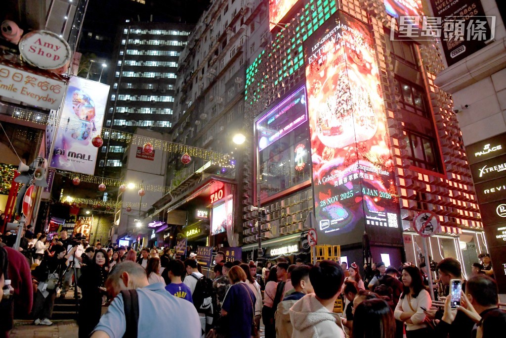 蘭桂坊晚上9時後人流明顯增加。