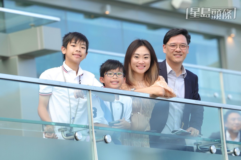 「年少有威」馬主陳少山(右)與羅富全，均希望馬會增加一場二班泥地千二米賽事。