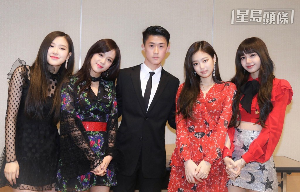 林黃寧艷也有向本報記者分享了其兒子Edward (中)，在2018年在韓國與四位BLACKPINK成員的合照。