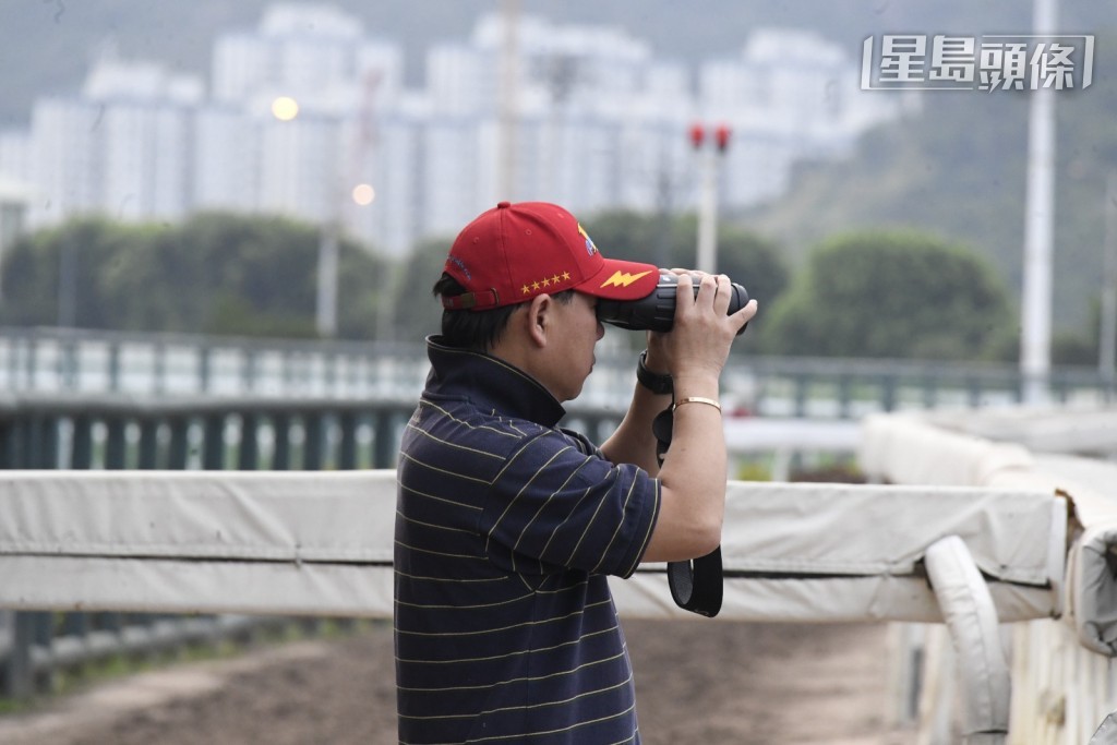 今早潘頓如常一早到場操馬，十分勤力；當潘頓為葉楚航 (圖) 旗下的「榮駿大道」(K474)主操時，葉楚航緊張地吼實，動態積極。