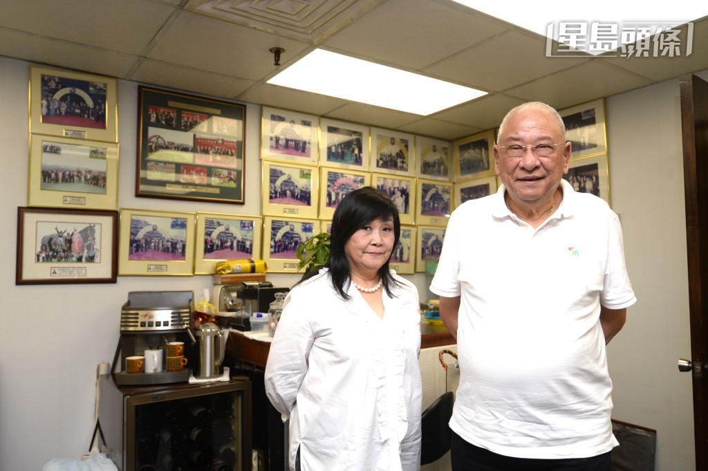 马主施雅治太太Betty在她的社交平台，分享了一张来自Living Legends牧场网页的「精英大师」近况。