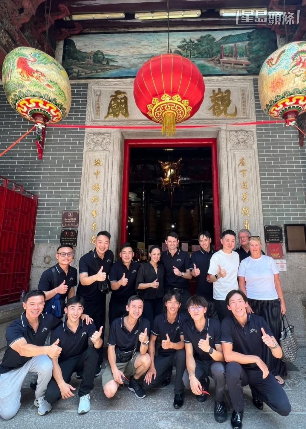 甘敏斯和員工一起拜觀音，祈求馬房一切順利。相片來源：甘敏斯IG