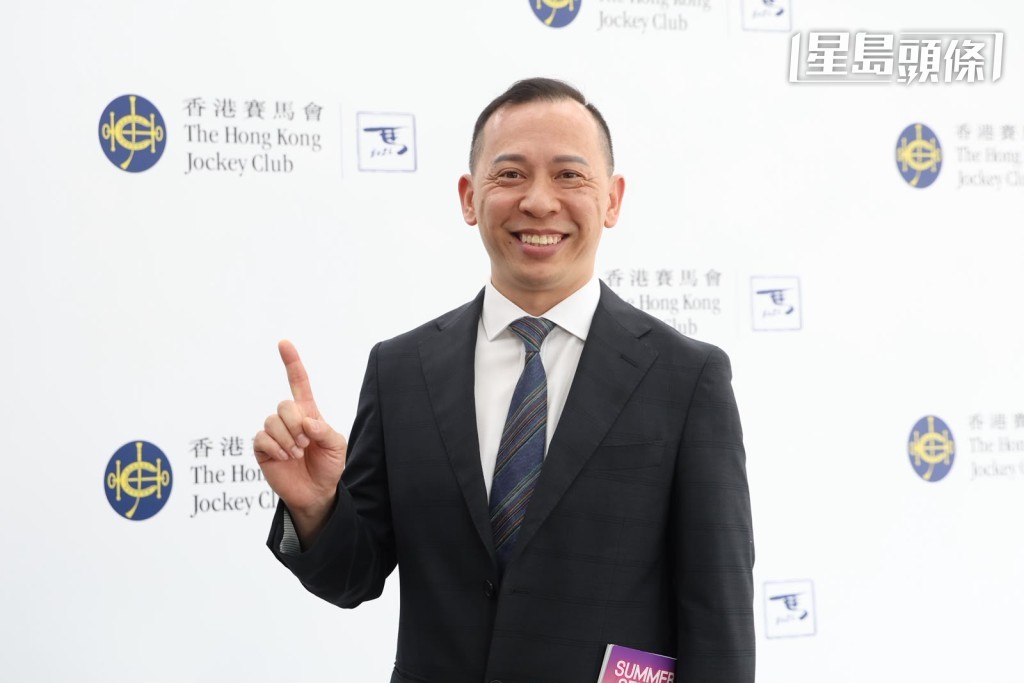 赛后巫伟杰应记者要求摆出一字手势,意味取得从练以来第一百场头马,踏入新里程碑。 赛后巫伟杰应记者要求摆出一字手势,意味取得从练以来第一百场头马,踏入新里程碑。