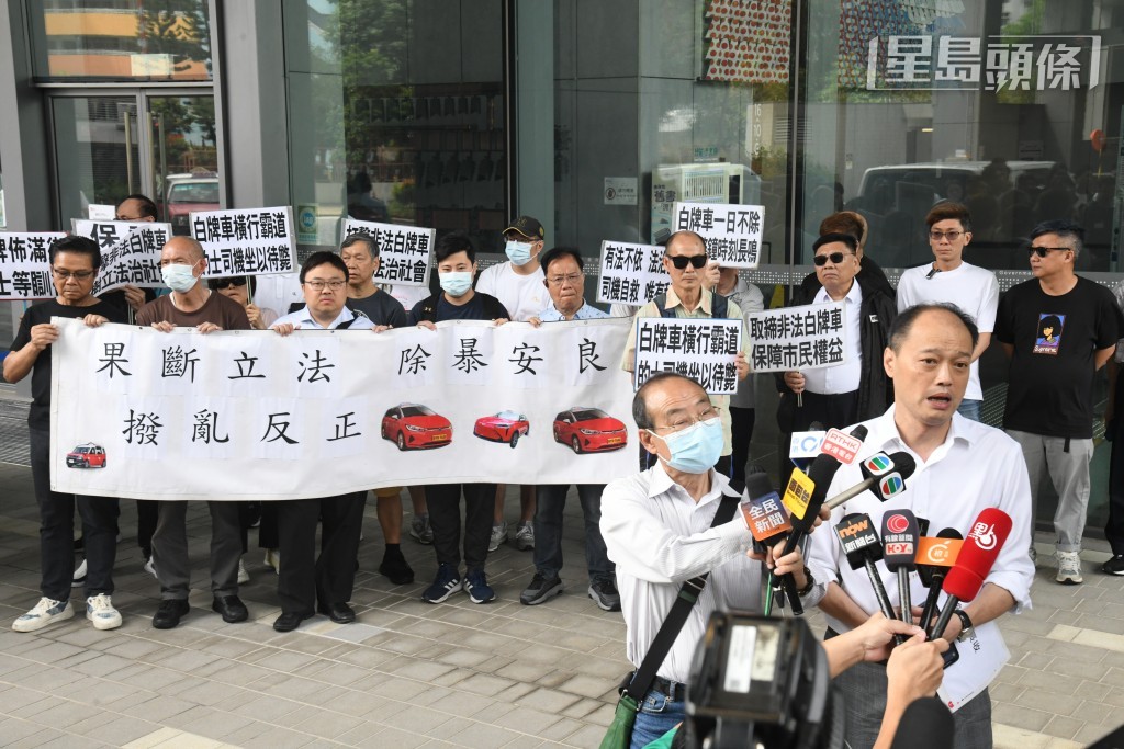 曾任的士小巴商總會理事長的智慧出行聯合商會周國強今早(9日)在西九龍政府合署請願。何健勇攝 曾任的士小巴商總會理事長的智慧出行聯合商會周國強今早(9日)在西九龍政府合署請願。何健勇攝