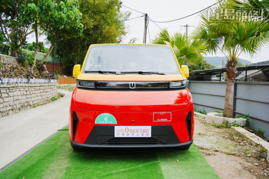 為了讓街截乘客分辨的士營運地區，車隊會在車頭及車尾分別張貼「的士車隊牌照」，而底色就正正體現車輛行駛範圍。汪旭峰攝