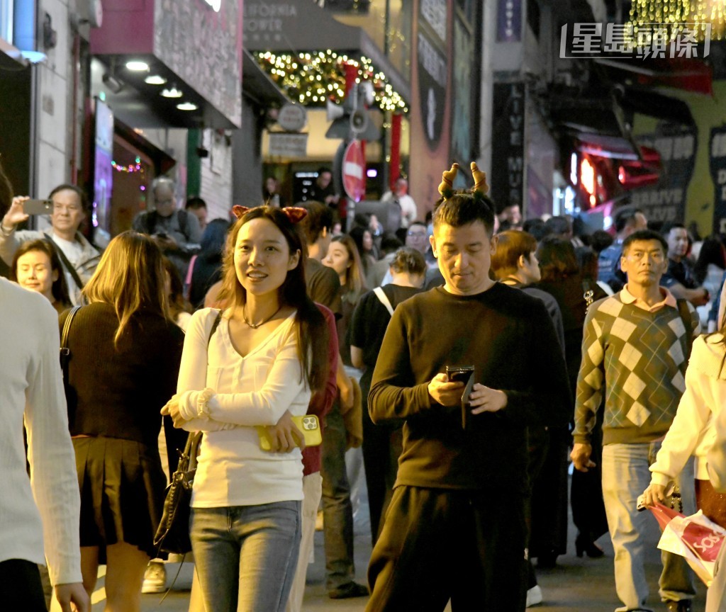 不少到場人士帶上聖誕頭飾。