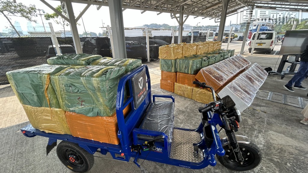 海關扣查涉案5輛電動三輪車。蔡楚輝攝 海關扣查涉案5輛電動三輪車。蔡楚輝攝