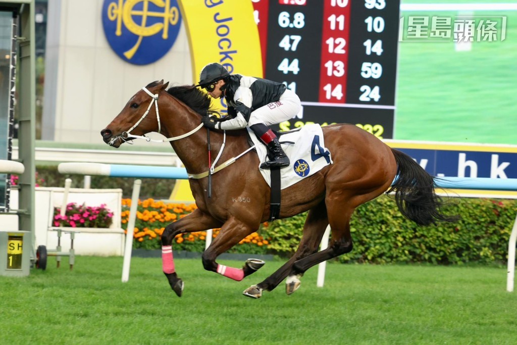 今日尾场三班千四米，由东厩久休复岀的「时时欢声」，在骑师巴度胯下一放到底赢马，大热门「绿野飞弛」跑第二，练马师告东尼亦以四十二分，成为练马师王冠军。