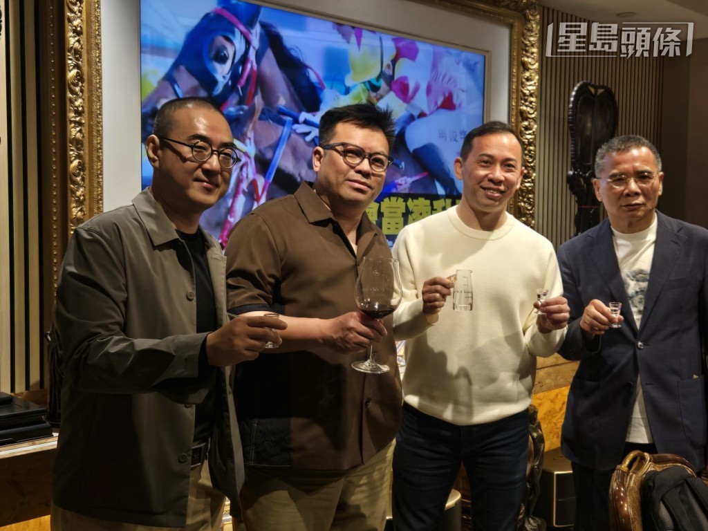 昨晚「翠儿威威」马主陈桥森 (右) 与好友「会当凌」团体马主钟一帆 (左) 和潘子聪医生 (左二) 等，在火炭中式酒楼设庆功宴和巫伟杰 (右二) 马房开年饭，慰劳功臣巫伟杰以及为以上两驹赢马的骑师周俊乐。